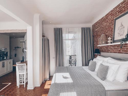 sypialnia z łóżkiem i ceglaną ścianą w obiekcie Hapsal Dietrich apartemendid w mieście Haapsalu