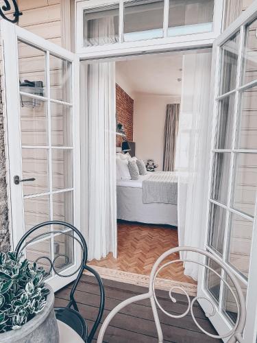 a room with a bed and two chairs and a window at Hapsal Dietrich apartemendid in Haapsalu
