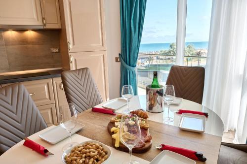 Nápoje v ubytování Beachfront Sea View Apartment - Spa Pools beach Resort