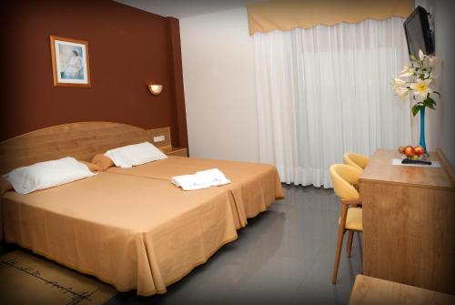 En eller flere senger på et rom på Hotel Brisa da Lanzada