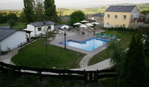 Una vista aérea de una piscina en un patio. en Casa Barbadelo, en Sarria