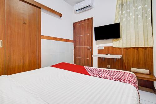 Tempat tidur dalam kamar di SUPER OYO 90422 Mall Of Indonesia