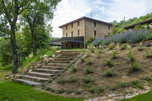 阿西西的住宿－Incantico "Eco Resort"，一座花园,在一座建筑前设有楼梯