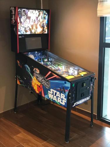 a star wars pinball machine in a room at Campanile Bordeaux Ouest - Mérignac Aéroport in Mérignac