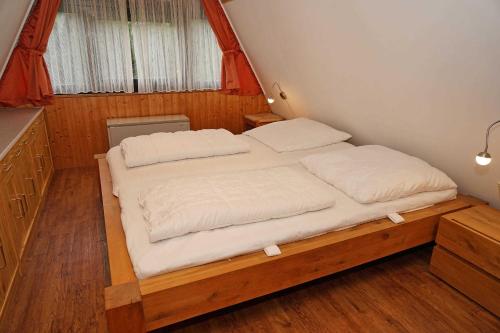 1 dormitorio con 1 cama grande con sábanas blancas en Zeltdachhaus mit W LAN sehr strand, en Damp