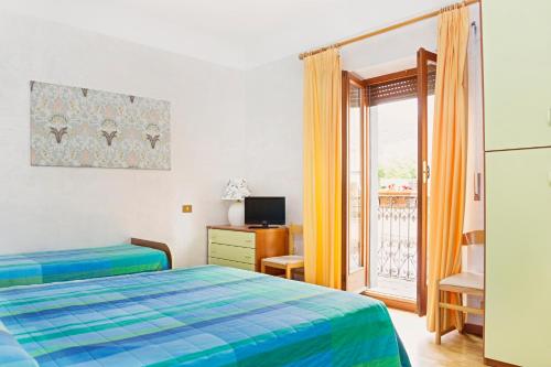 スカンノにあるAlbergo Centrale Scannoのベッドルーム1室(ベッド1台、デスク、窓付)