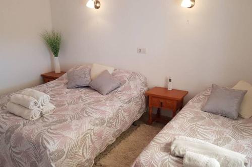 1 dormitorio con 2 camas con almohadas en Fabulous refurbished apartment above private villa, en Benissa