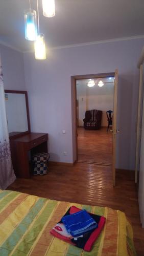 1 dormitorio con 1 cama y sala de estar en Apartment on Tole Bi en Almaty