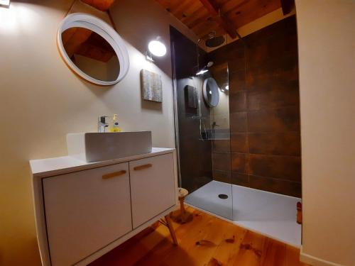 Ένα μπάνιο στο La Grange de Lucie -chambres d'hôtes en Périgord-Dordogne