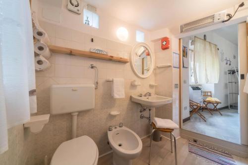 La salle de bains est pourvue de toilettes et d'un lavabo. dans l'établissement Erve Come Una Volta Casa Vacanza, 