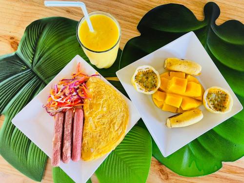 een bord met eten, een hotdog, fruit en een drankje bij Max Hotel Nungwi in Nungwi