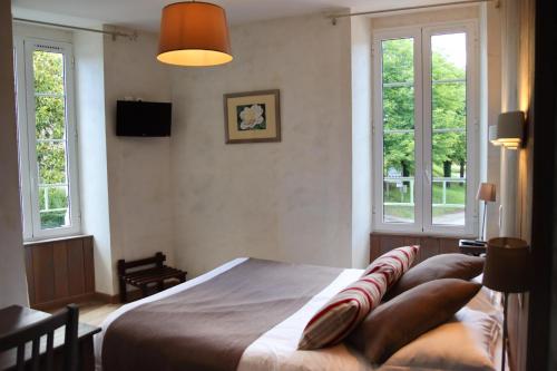 a bedroom with a bed with pillows on it at Auberge des 7 Tours in Martel