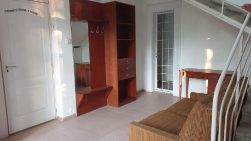 salon ze schodami i biurkiem w obiekcie Aqua Hostel w Siófoku