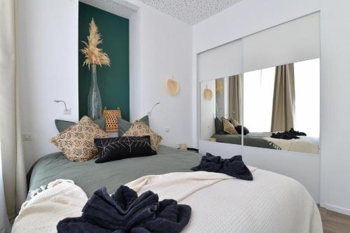 Ένα ή περισσότερα κρεβάτια σε δωμάτιο στο Suite Le splendide du centre historique avec climatisation