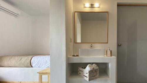 Un pat sau paturi într-o cameră la Agallio Nature Resort - Adults Only