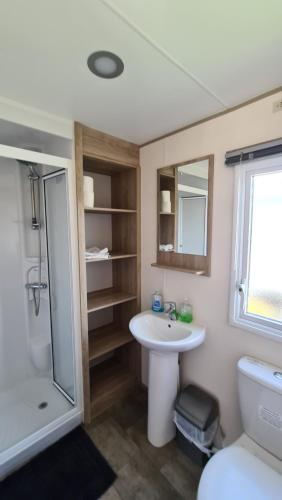 Gallery image of Luxury 2019 8 berth Caravan with Hot Tub @ Tattershall Lakes in Tattershall