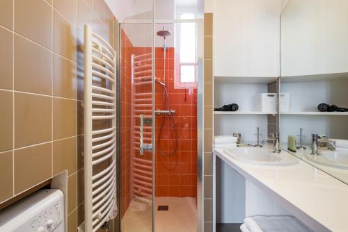 Ένα μπάνιο στο HONORÊ SUITE BOISSAC