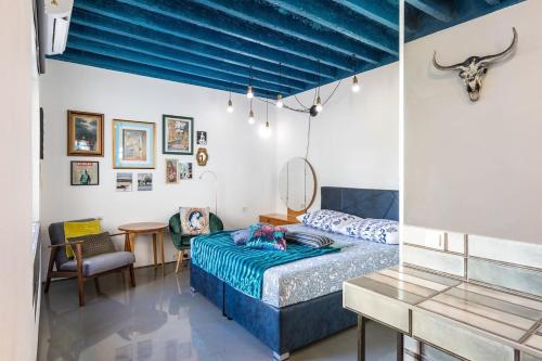 Posteľ alebo postele v izbe v ubytovaní Boutique triple house with garden & roof terrace