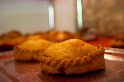 a close up of a pie on a tray at S'Hort de Son Caulelles - Adults Only in Marratxí 