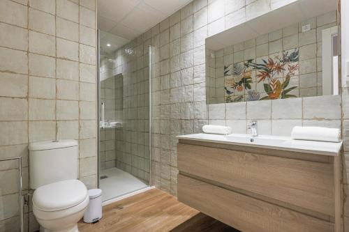 A bathroom at Cádiz caleta de cádiz 1
