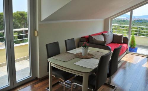 Un comedor con una mesa y un sofá. en Sun&Sea Apartment, en Vodice