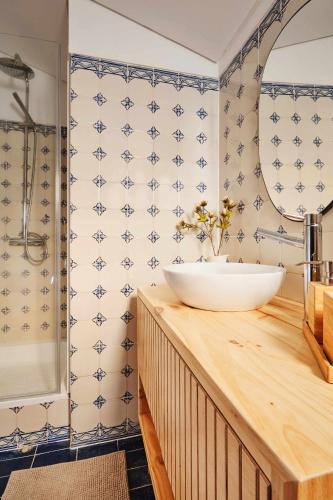 a bathroom with a sink and a mirror at Perfect for quiet vacation with family and friends in Setúbal