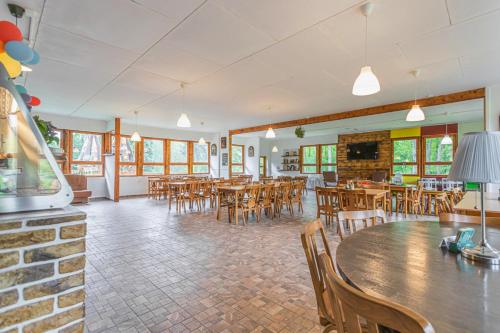 comedor con mesas y sillas de madera en Kemp Andělská laguna Slapy en Nalžovice