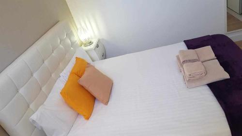 a white bed with two pillows on top of it at Apartamento Talay 1 in Corralejo