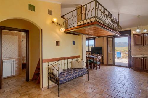 ein Wohnzimmer mit einer Treppe in einem Haus in der Unterkunft Appartamento Panorama in Gonnesa