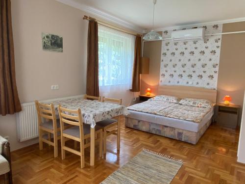 Posteľ alebo postele v izbe v ubytovaní Magyar Apartman