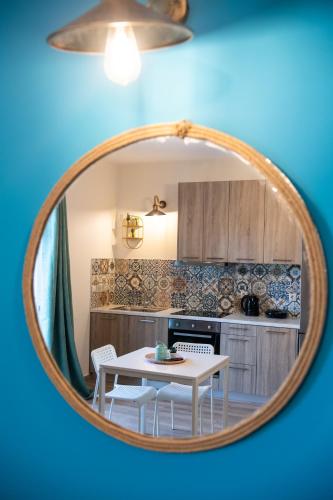 a table and chairs in a kitchen with a mirror at Casa De Blue in Kariá