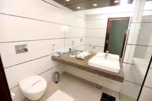 Un baño de Ramada by Wyndham Multan