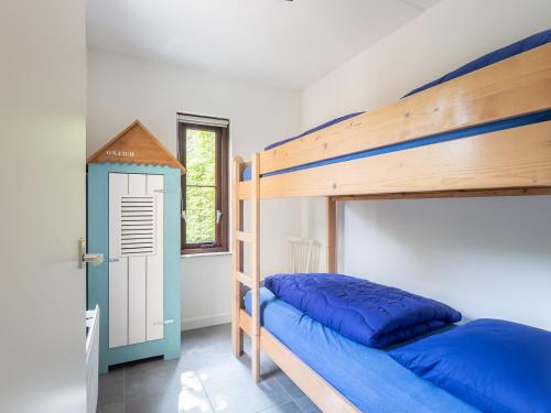 a bedroom with a bunk bed and a bunk bedouble at Spaanse Galeien 106 in Retranchement
