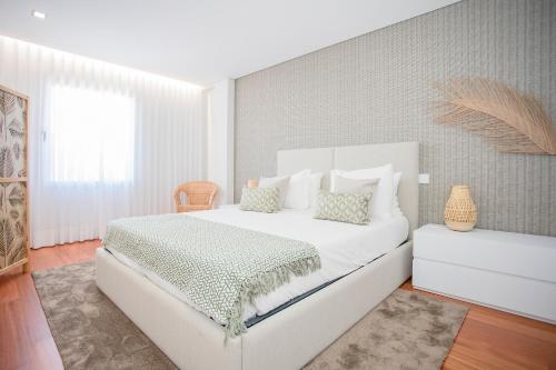 מיטה או מיטות בחדר ב-Liiiving in Porto - Luxury River View Apartments