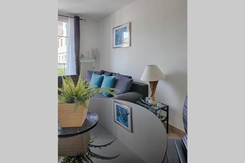 un salon avec un canapé et une table dans l'établissement Charme et Confort pour vos vacances sur Nice, à Nice