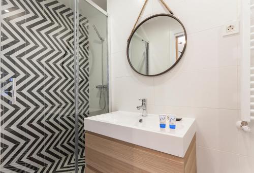 uma casa de banho com um lavatório e um espelho em Rio Plaza en Madrid em Madri