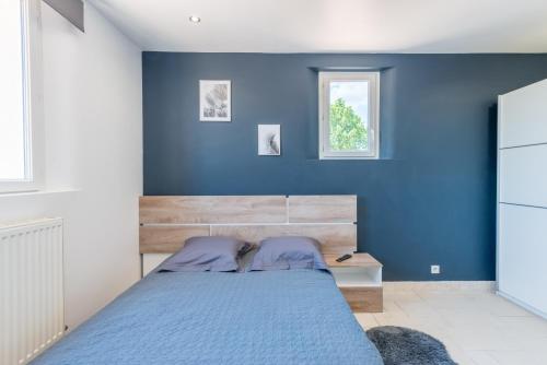 1 dormitorio con paredes azules y 1 cama en Villa Clème, en Grignan