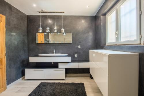 un baño con lavabo y espejo en Villa Clème, en Grignan