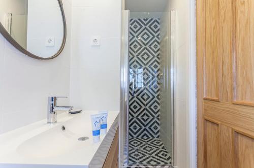 a bathroom with a shower with a sink and a mirror at Rio Plaza en Madrid in Madrid