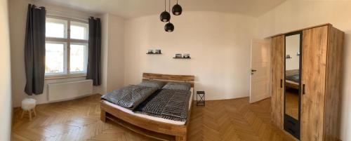 Postel nebo postele na pokoji v ubytování Wine apartments Hradec centre