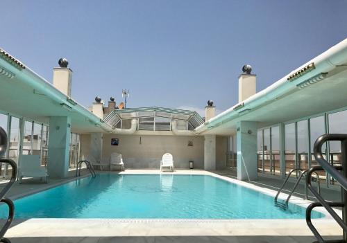 una piscina en la azotea de un edificio en Hotel Bartos, en Almussafes