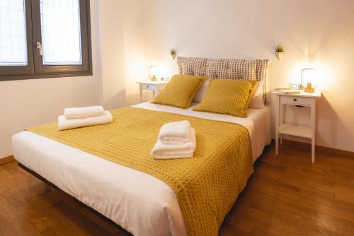 1 dormitorio con 1 cama con 2 toallas en Bravissimo Sant Martí, en Girona