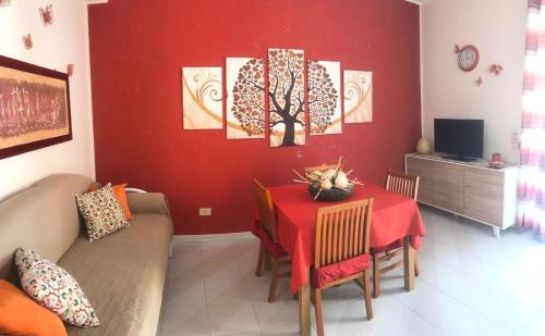 Area soggiorno di appartamento arancio