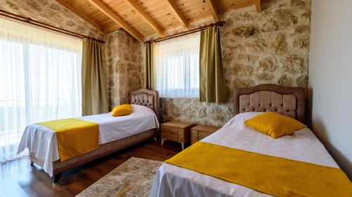 En eller flere senge i et værelse på Fethiye Yakaköy'de Özel Havuzlu 6 Kişilik Villa Erdem