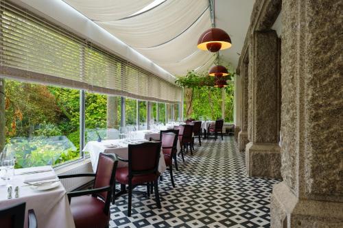 Un restaurante u otro lugar para comer en Hotel Meudon