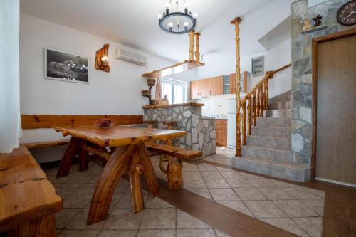 una sala da pranzo con un tavolo in legno e un camino in pietra di Villa Rustica a Neum