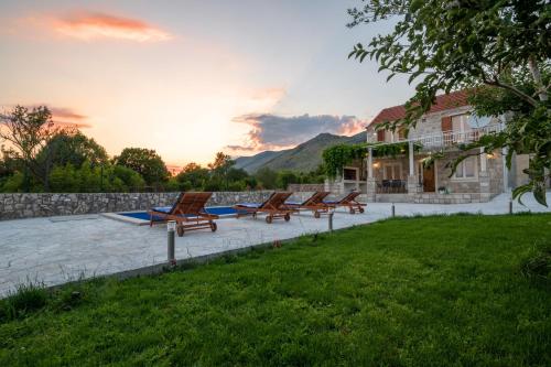 ネウムにあるVilla Rusticaの建物の隣に置かれた椅子のグループ