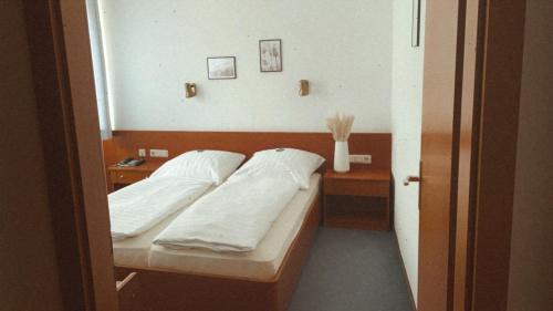 Kirchhain的住宿－Hotel Zur Sonne，一间医院间,配有两张床和镜子