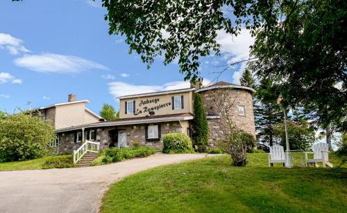 Κήπος έξω από το Auberge la Rosepierre bistro Henri