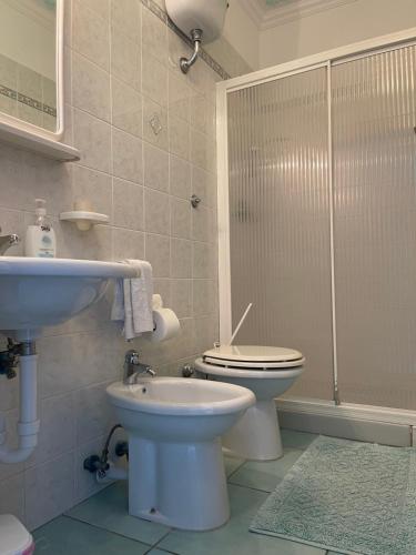 un bagno con wc, lavandino e doccia di Villa Anna Sorgeto a Ischia